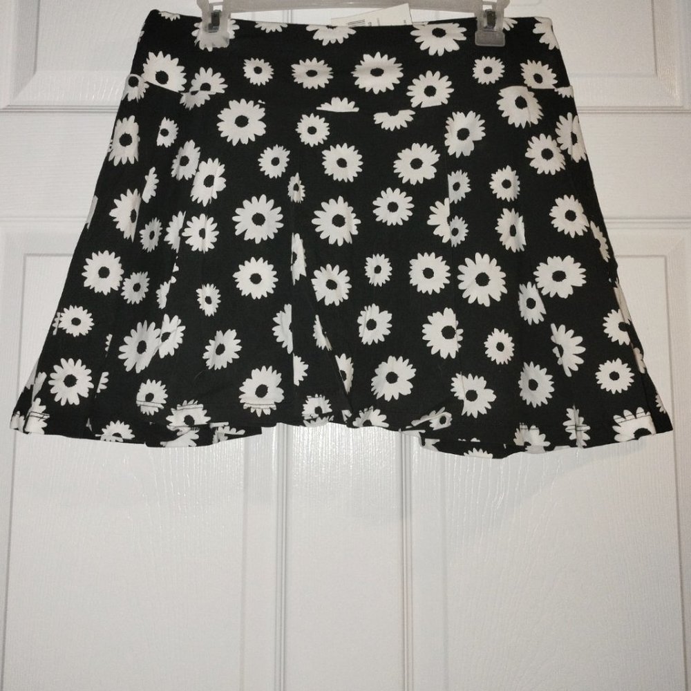 HOT TOPIC Black and white daisy skort